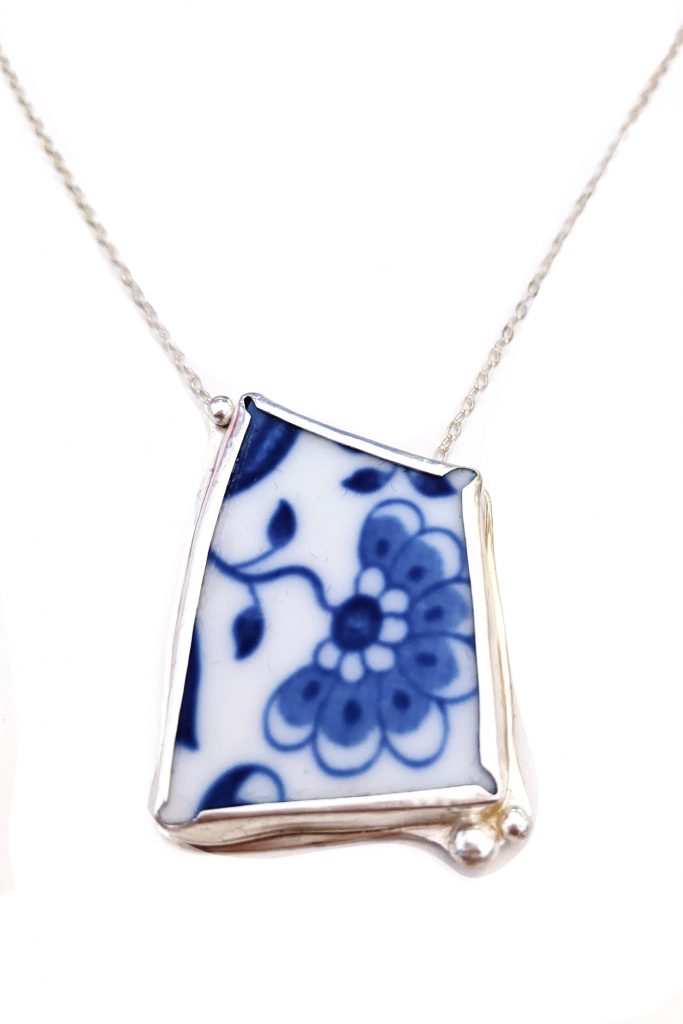 The Blue Onion pattern is the most famous porcelain decor of all time. It was created during the early Ming Dynasty in ancient China. In the 17th Century adopted the Meissen porcelain manufactory the décor and let it apply to his white porcelain. Primarily thanks to the Onion pattern became the Meissen porcelain famous in Europe at that time. Later, many other porcelain manufacturers assumed the beautiful blue pattern.